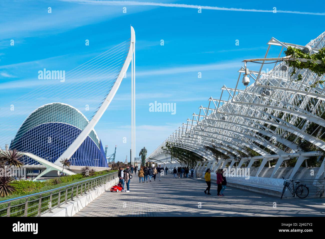 Spanien, Valencia, Ciudad de las Artes y las Ciencias (Stadt der Künste und Wissenschaften), l'Agora (Liens), Pfeiler der Brücke Assut de l'Or und l'U Banque D'Images