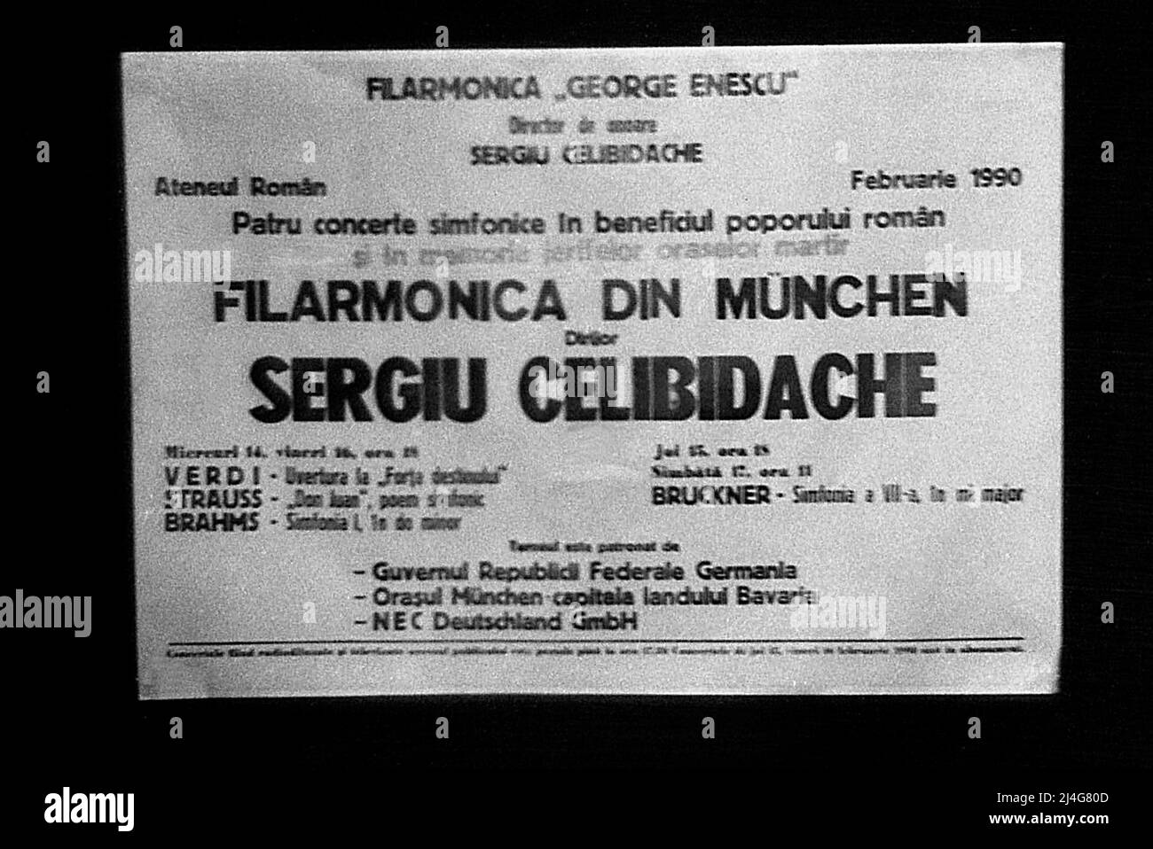Bucarest, Roumanie, février 1990. Affiche musicale de l'Orchestre Philharmonique roumain présentant quatre concerts de l'Orchestre Philharmonique de Munchen sous la direction de S. Celibidache commémorant les martyrs de la Révolution roumaine de décembre 1989. Banque D'Images