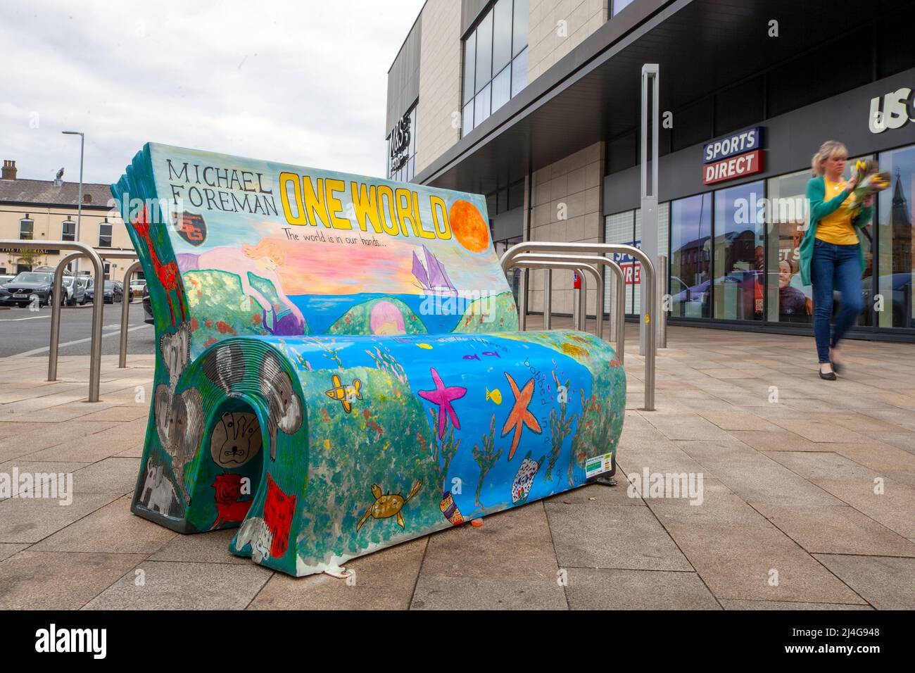 Chorley Town Center, Michael Foreman « One World » Book Bench Trail ; « What's Your Story, Chorley ? » Banque D'Images