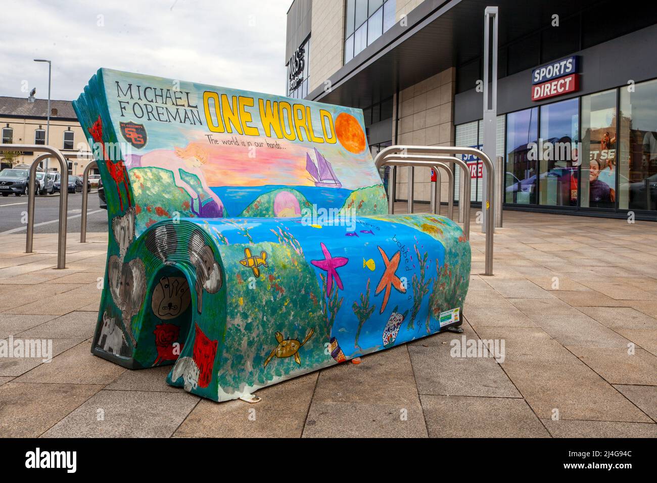 Chorley Town Center, Michael Foreman « One World » Book Bench Trail ; « What's Your Story, Chorley ? » Banque D'Images