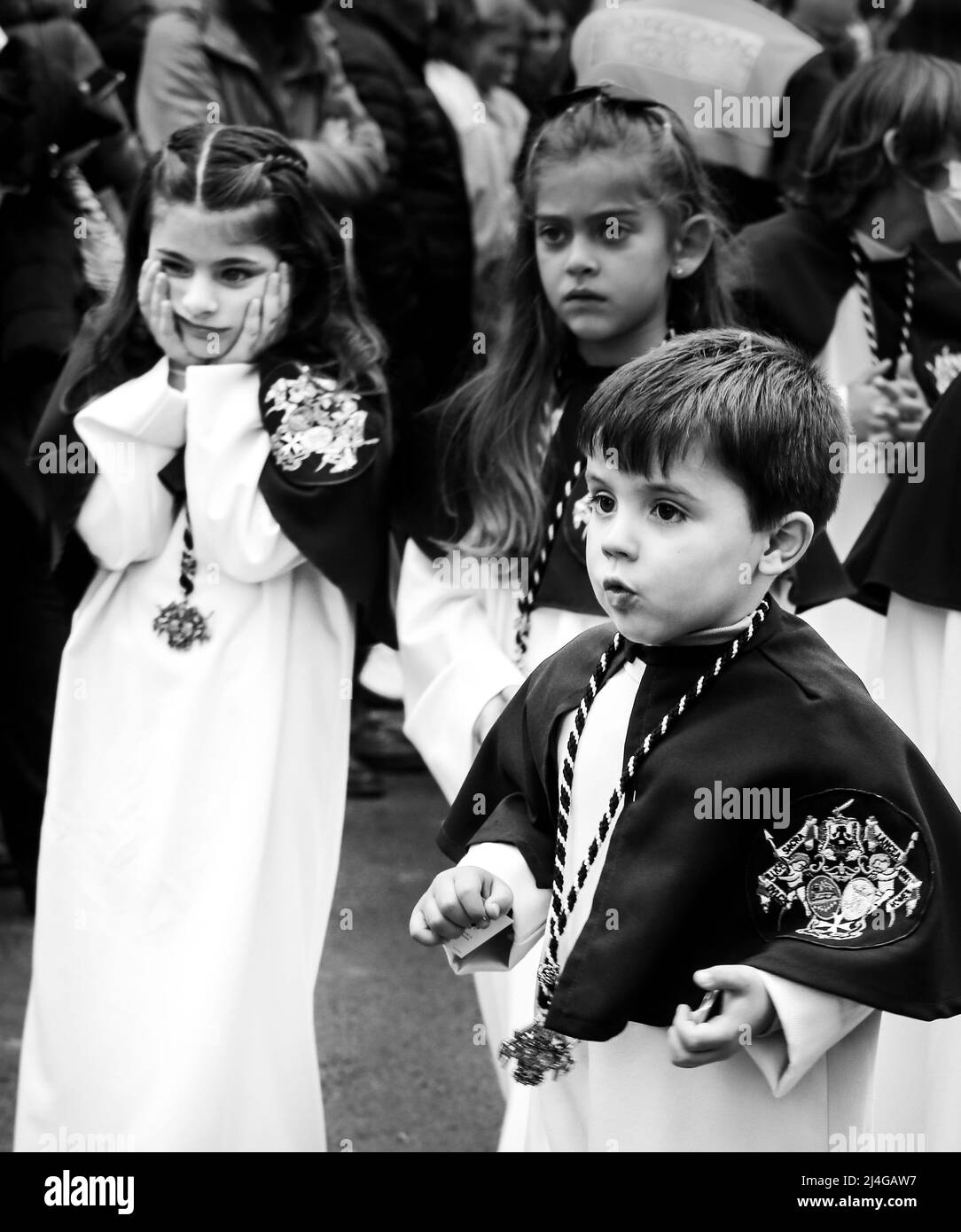 Elche, Espagne- 13 avril 2022: Les enfants sur la parade de Pâques avec les porteurs et les pénitents à travers les rues de la ville d'Elche dans la semaine sainte Banque D'Images