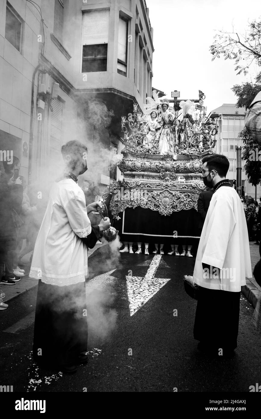 Elche, Espagne - 13 avril 2022 : défilé de Pâques avec des enfants et des pénitents à travers les rues de la ville d'Elche dans la semaine sainte Banque D'Images