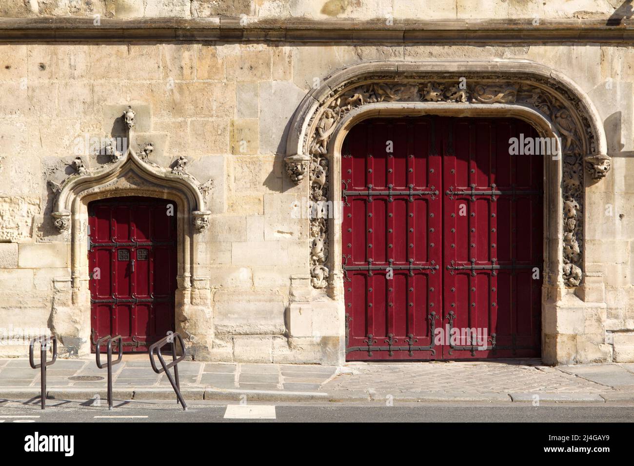 Anciennes portes d'entrée de la 'Musée de Cluny' avec les arches en pierre sculptées (Musée Cluny, Musée National du Moyen Age) - Hôtel de Cluny - Paris Banque D'Images Anciennes portes d'entrée de la 'Musée de Cluny' avec les arches en pierre sculptées (Musée Cluny, Musée National du Moyen Age) - Hôtel de Cluny - Paris Banque D'Images