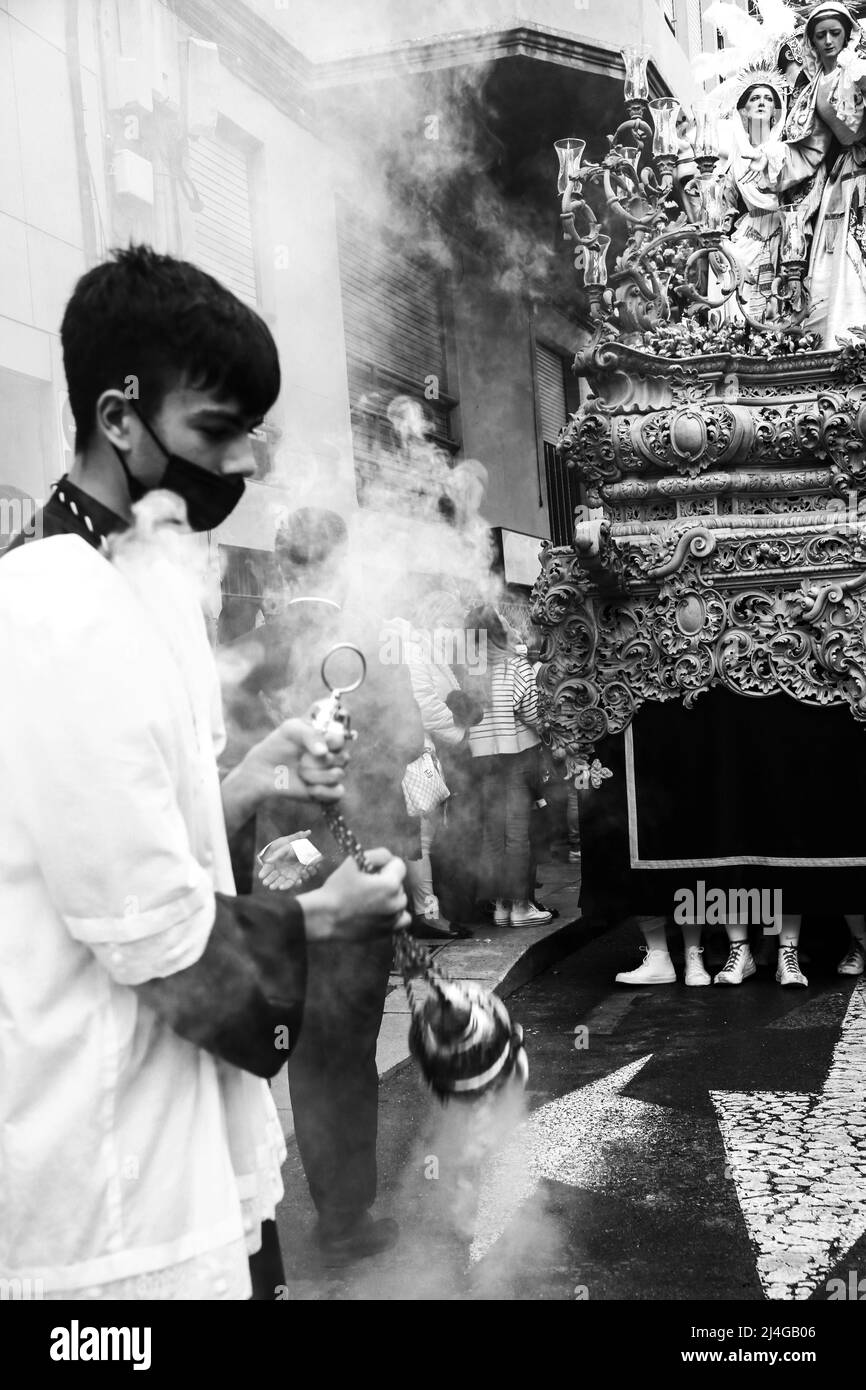 Elche, Espagne - 13 avril 2022 : défilé de Pâques avec des enfants et des pénitents à travers les rues de la ville d'Elche dans la semaine sainte Banque D'Images