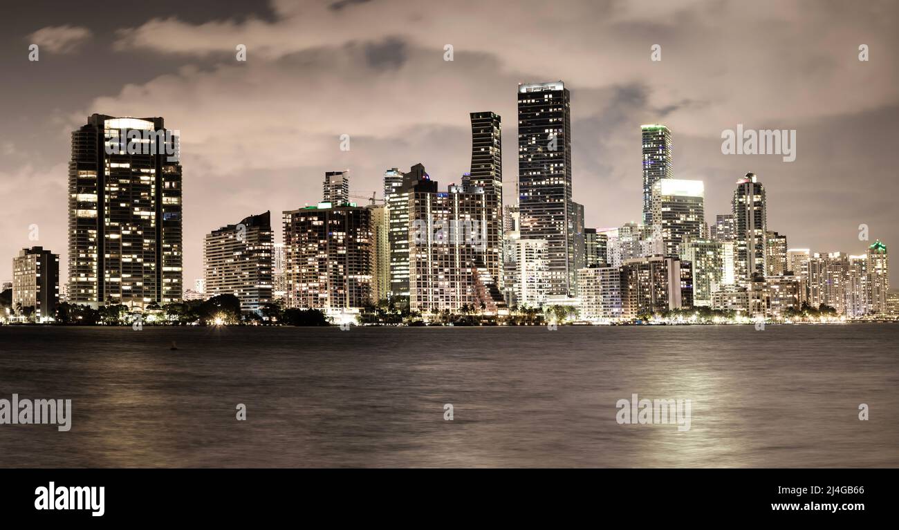 Vue panoramique en soirée sur les gratte-ciel du centre-ville de Miami, vue couleur sépia, Floride, États-Unis d'Amérique Banque D'Images