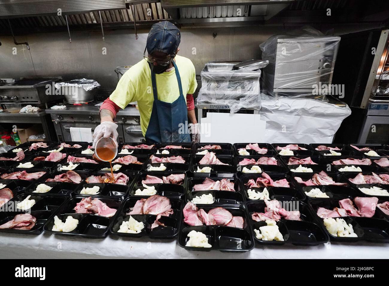 Creve coeur, États-Unis. 15th avril 2022. Le cuisinier Robert Anderson prépare les commandes pour une maison de soins pour les repas de la Pâque, au Kohn's Deli à Creve coeur, Missouri, le jeudi 14 avril 2022. La Pâque, qui commence le 17 avril 2022, est une fête juive majeure qui célèbre l'exode des Israélites de l'esclavage en Égypte. Photo par Bill Greenblatt/UPI crédit: UPI/Alay Live News Banque D'Images