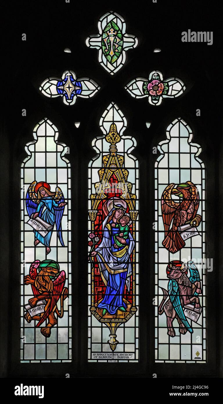 Un vitrail de Paul Jefferies de 1969 représentant la Sainte Vierge Marie et le bébé Jésus et les symboles des évangélistes Banque D'Images