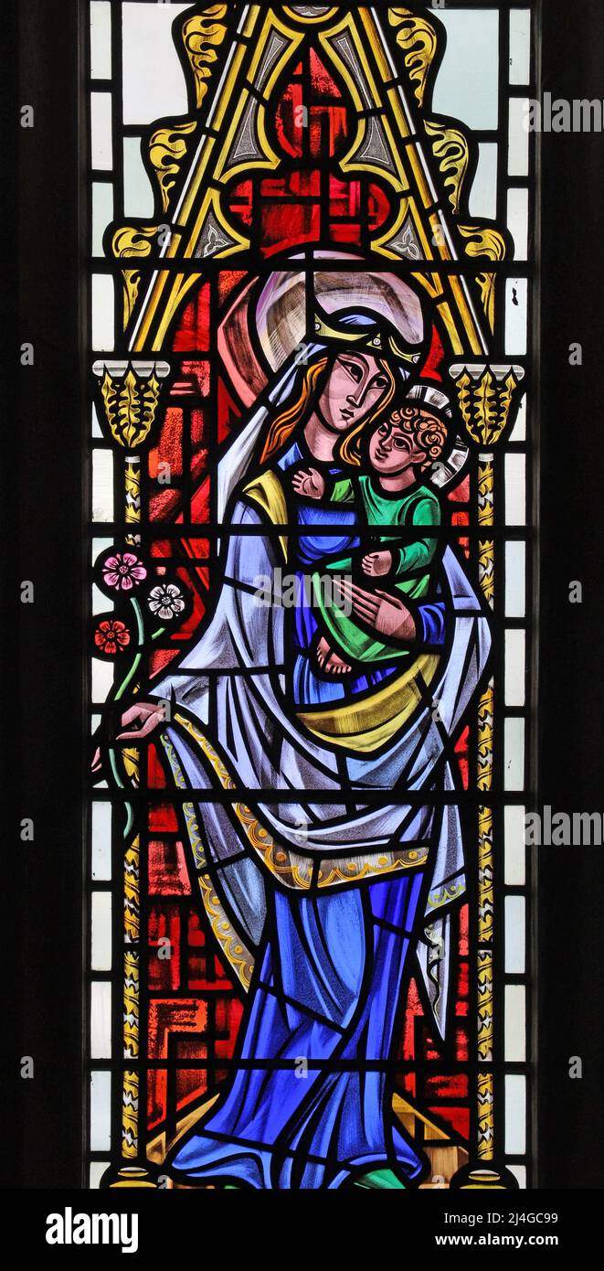 Détail d'un vitrail par Paul Jefferies de 1969 représentant la Sainte Vierge Marie et le bébé Christ Banque D'Images