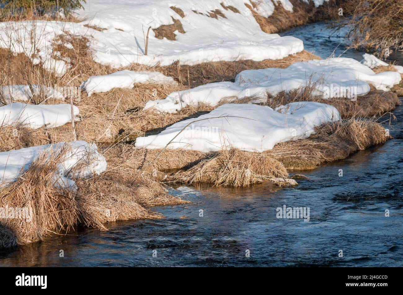 La neige fond au printemps le long de la rive. Paysage de printemps. Banque D'Images