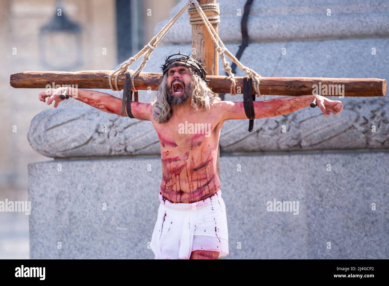 Trafalgar Square, Londres, Royaume-Uni. 15th avril 2022. Pour le Vendredi Saint de Pâques, la troupe de Wintershall a présenté la «passion de Jésus», une pièce suivant l'histoire biblique du Christ à travers les «miracles», le dernier souper, Et la crucifixion aux mains des Romains, avant de remonter et de la résurrection, tous utilisant la place Trafalgar comme une étape pour l'événement public libre. Christ est représenté par l'acteur James Burke-Dunsmore qui a joué le rôle pendant de nombreuses années Banque D'Images