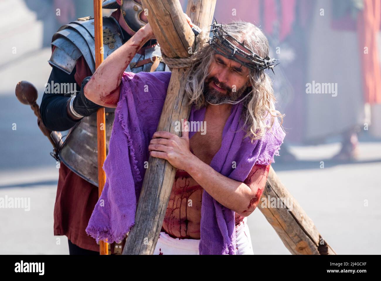 Trafalgar Square, Londres, Royaume-Uni. 15th avril 2022. Pour le Vendredi Saint de Pâques, la troupe de Wintershall a présenté la «passion de Jésus», une pièce suivant l'histoire biblique du Christ à travers les «miracles», le dernier souper, Et la crucifixion aux mains des Romains, avant de remonter et de la résurrection, tous utilisant la place Trafalgar comme une étape pour l'événement public libre. Christ est représenté par l'acteur James Burke-Dunsmore qui a joué le rôle pendant de nombreuses années. Jésus portant la croix, sanglant, avec couronne d'épines Banque D'Images