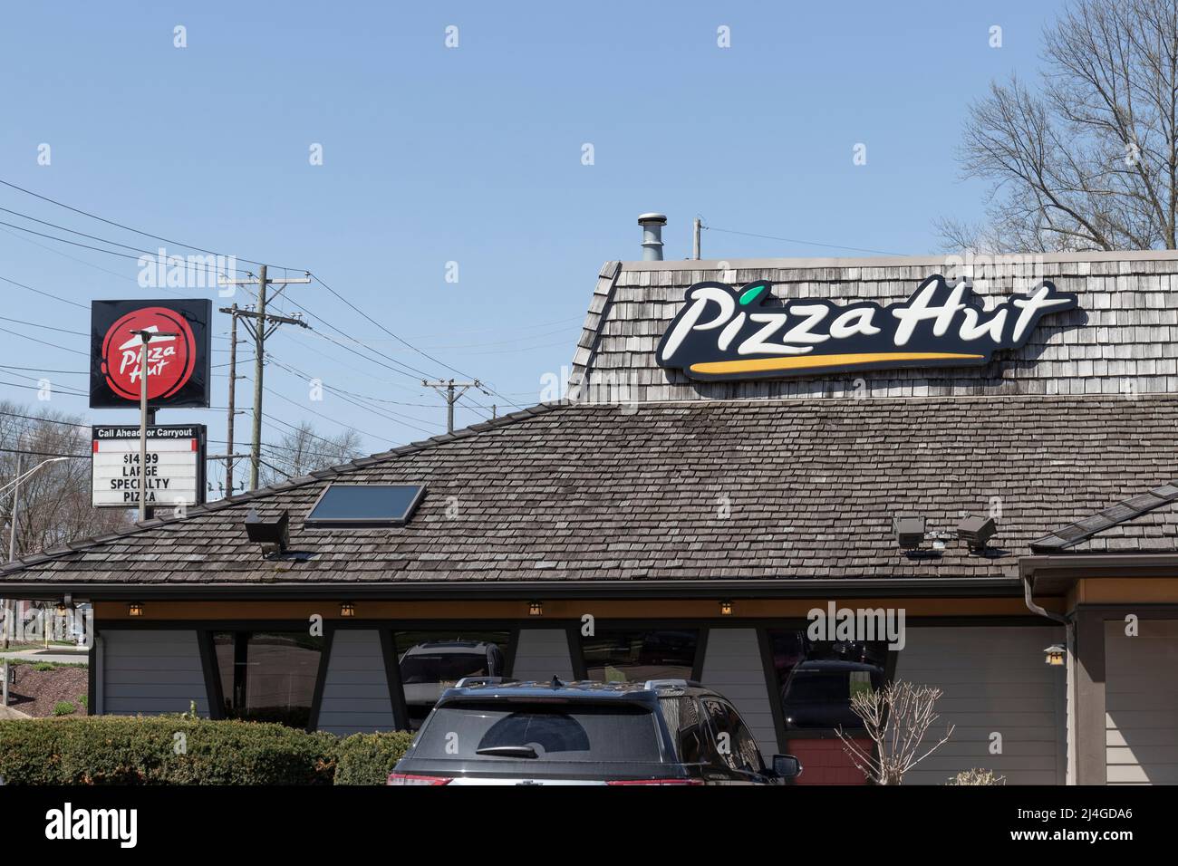 Logansport - Circa avril 2022: Restaurant Pizza Hut. Pizza Hut propose des pizzas livrées, à emporter et à emporter sur le trottoir. Banque D'Images