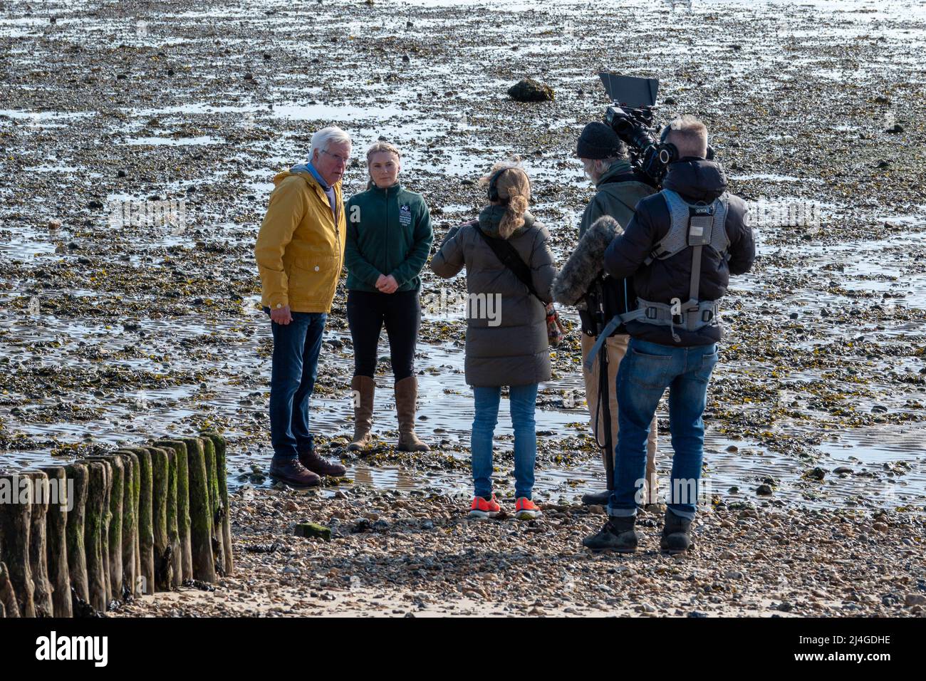 John Craven étant filmé pour Countryfile sur la plage dans le Lepe Country Park Hampshire Angleterre Banque D'Images