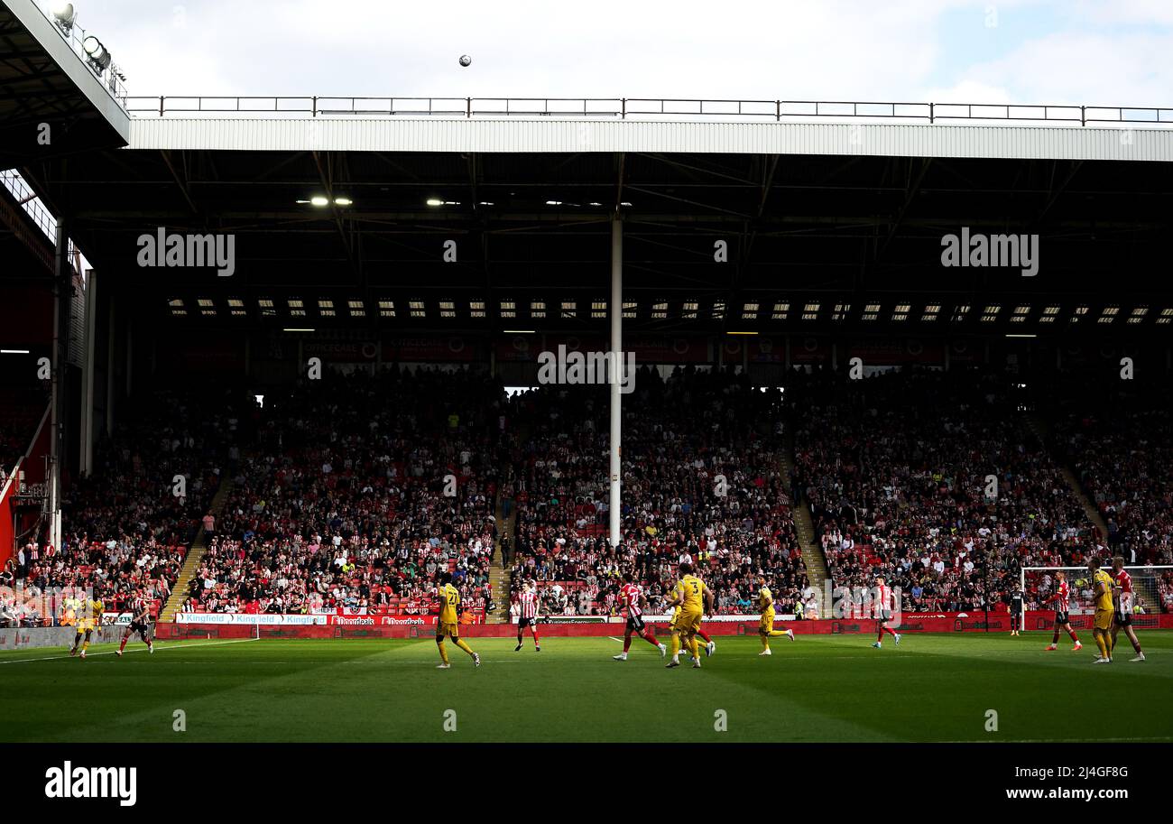 Vue générale de l'action pendant le match du championnat Sky Bet à Bramall Lane, Sheffield. Date de la photo: Vendredi 15 avril 2022. Banque D'Images