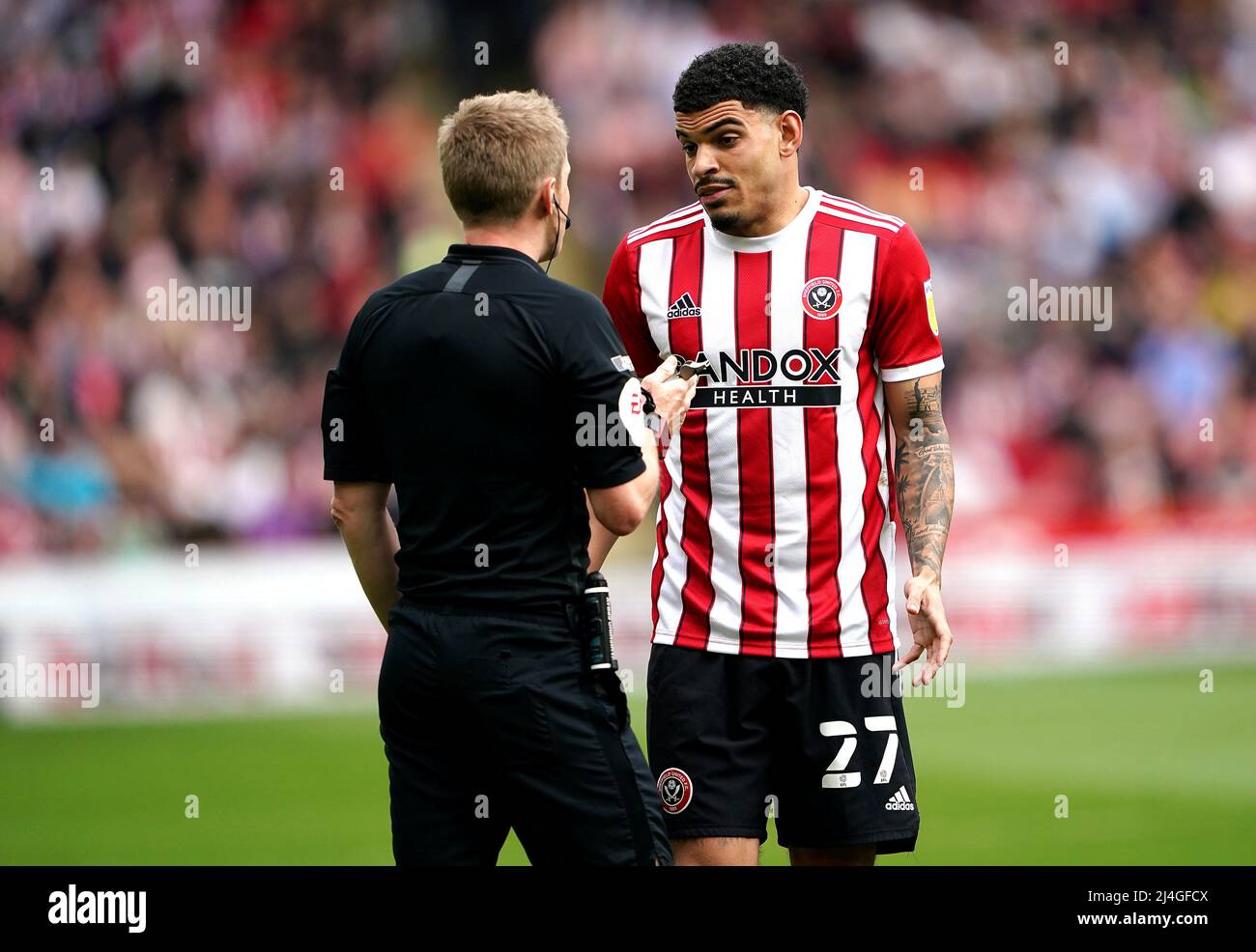 Morgan Gibbs-White (à droite) de Sheffield United est parlé par l'arbitre Gavin Ward lors du match du championnat Sky Bet à Bramall Lane, Sheffield. Date de la photo: Vendredi 15 avril 2022. Banque D'Images