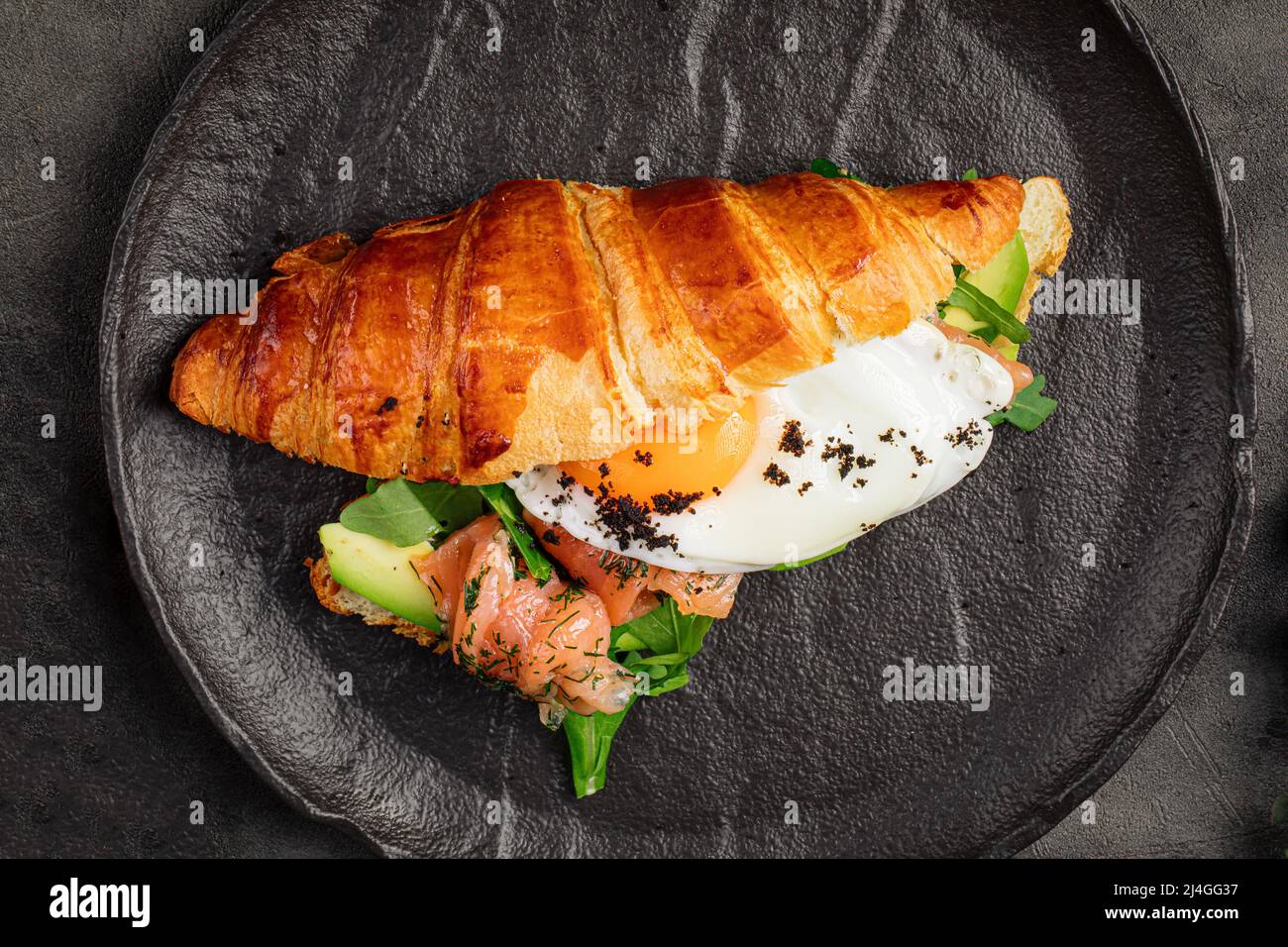 Petit-déjeuner avec croissants, œufs et saumon Banque D'Images