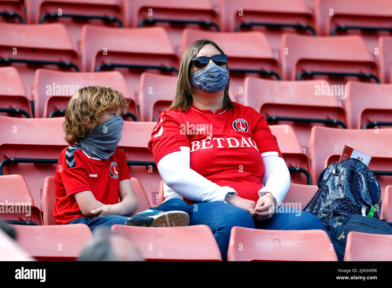 Charlton fans d'athlétisme avec masques de visage pendant le match de la Sky Bet League One à la Valley, Londres. Date de la photo: Vendredi 15 avril 2022. Banque D'Images