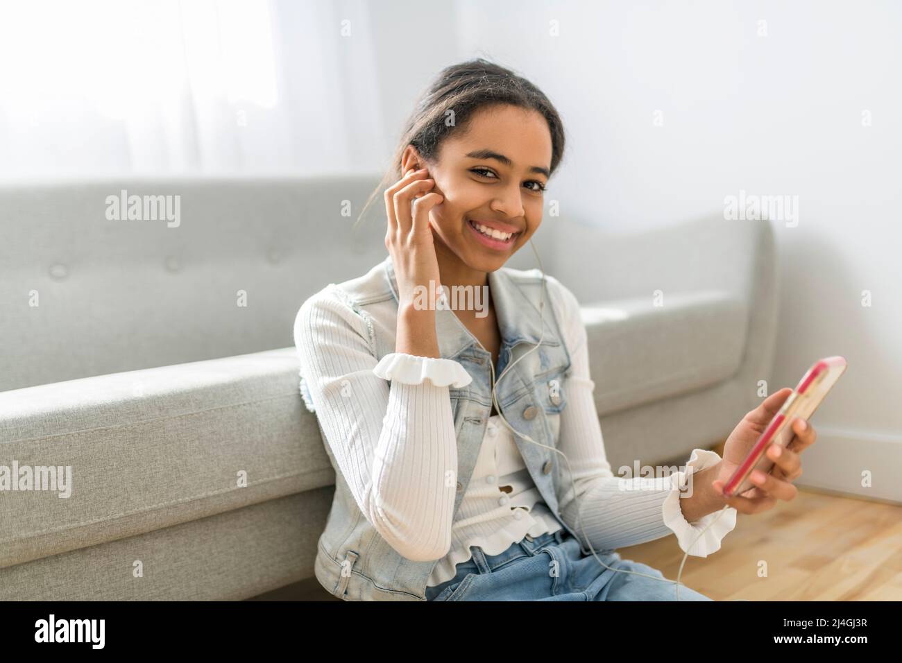 Adolescent Africain Avec Téléphone Banque De Photographies Et D Images à Haute Résolution Alamy