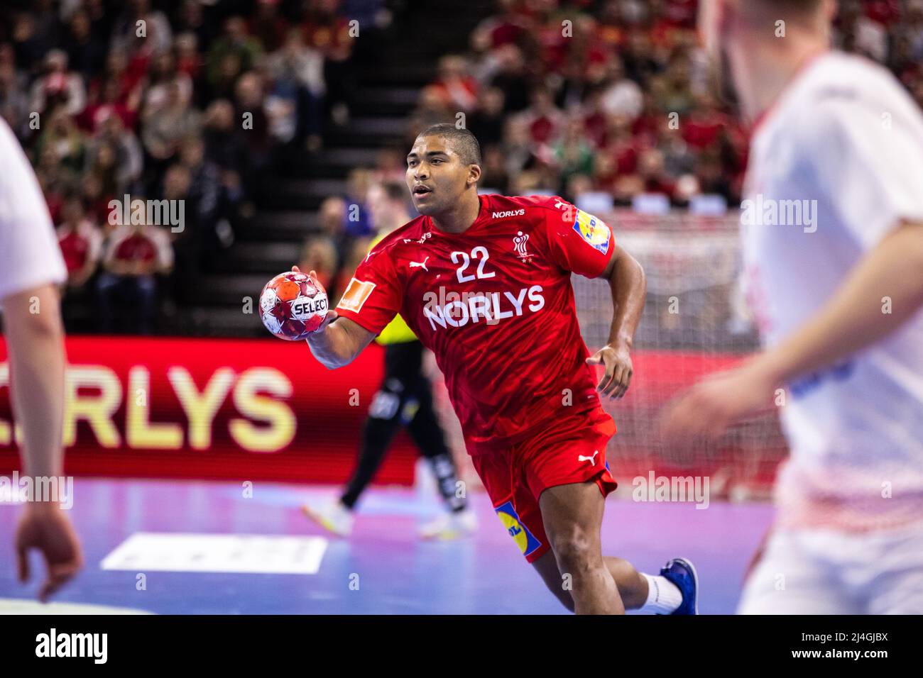 Copenhague, Danemark. 14th avril 2022. Mads Mensah (22) du Danemark vu lors du match de handball entre le Danemark et la Pologne à la Royal Arena de Copenhague. (Crédit photo : Gonzales photo/Alamy Live News Banque D'Images