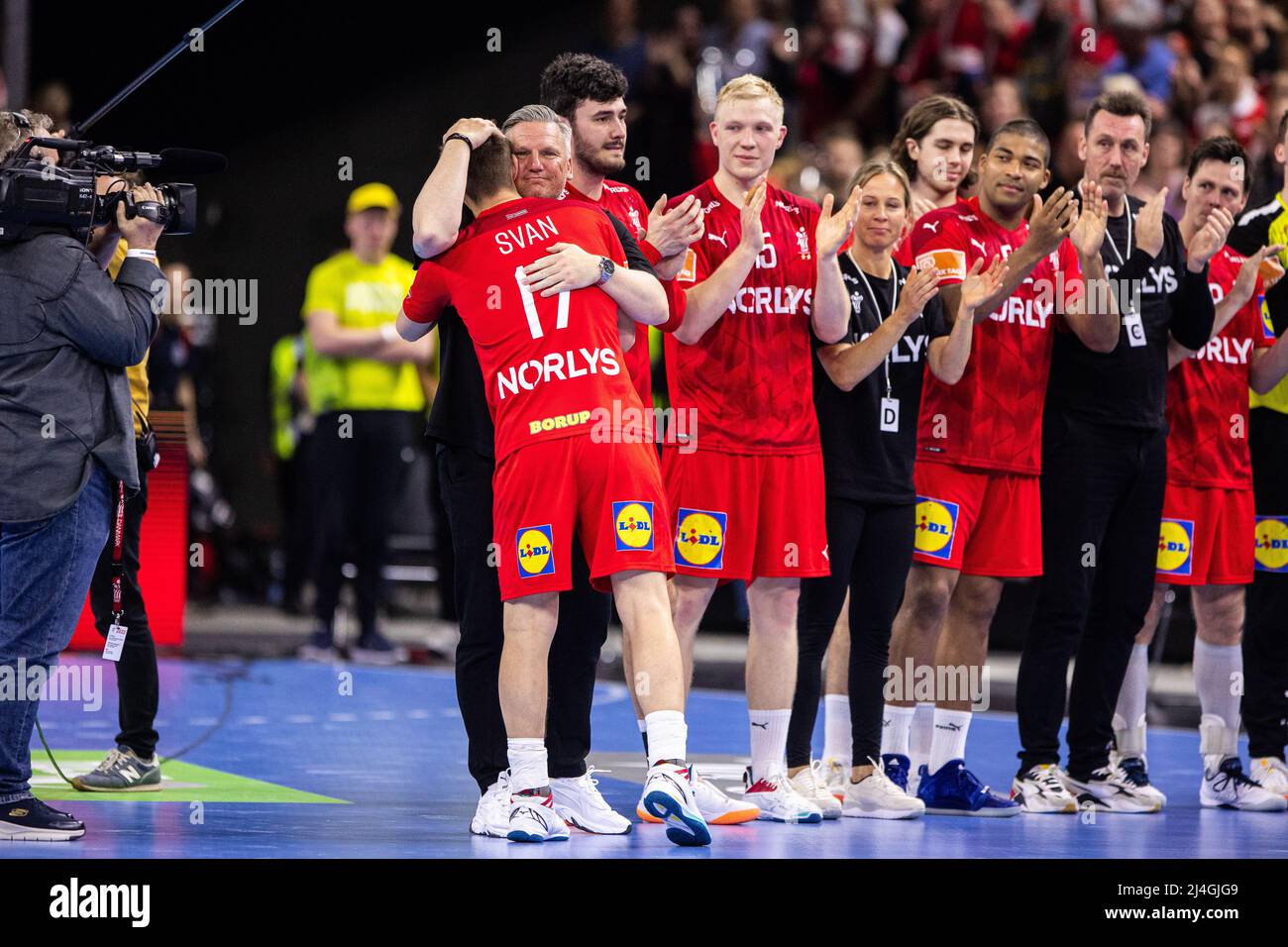 Copenhague, Danemark. 14th avril 2022. Lasse Svan (17) du Danemark est acclamé après son dernier match en maillot danois rouge après le match de handball entre le Danemark et la Pologne à la Royal Arena de Copenhague. (Crédit photo : Gonzales photo/Alamy Live News Banque D'Images