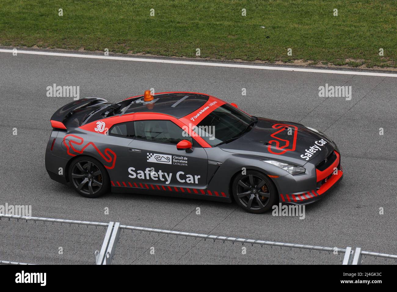 Nissan GT-R voiture de sécurité en attente dans la voie des stands au circuit de Catalogne, Barcelone, Espagne Banque D'Images