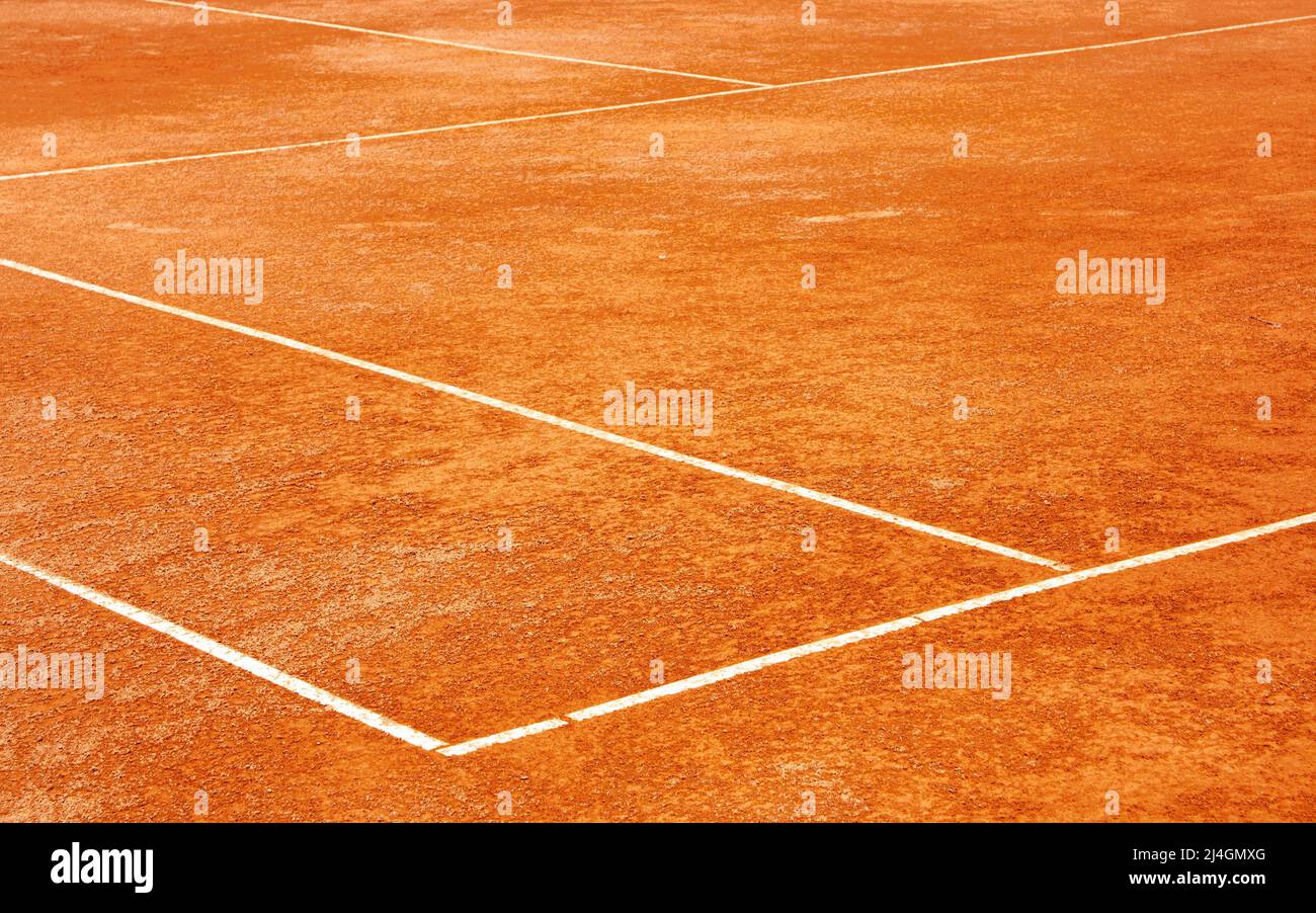 Court de tennis en terre battue. Surface à l'extérieur des lignes arrière et latérales. Vue diagonale. Banque D'Images