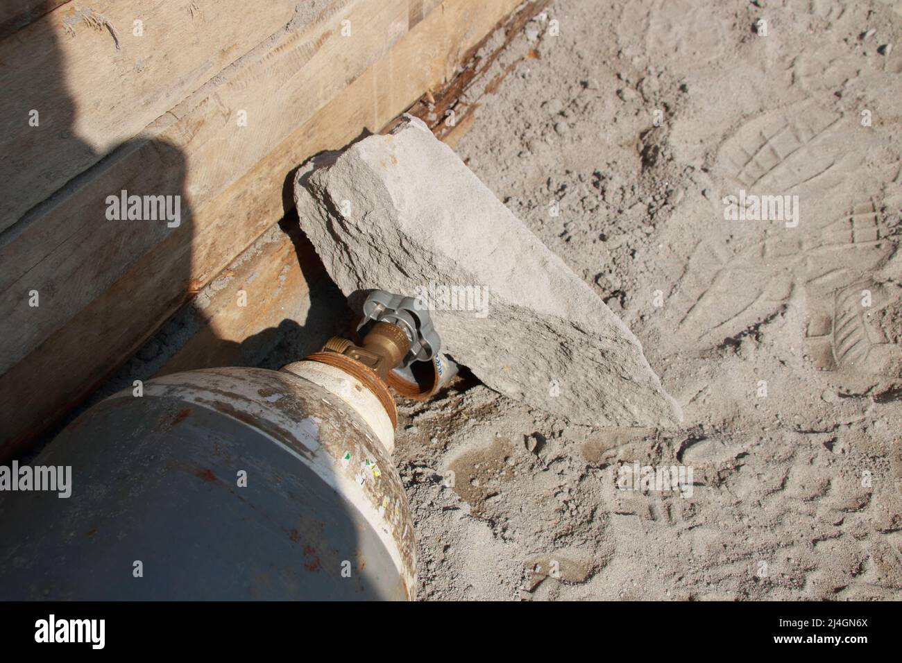 Une pierre est tombée sur une vanne du réservoir d'oxygène Banque D'Images