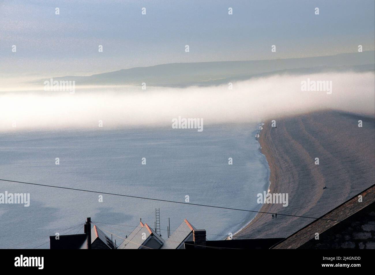 Plage de Chesil. 14th avril 2022. Météo Royaume-Uni. Une banque de brouillard dérive, comme un serpent, au-dessus de Chesil Beach sur l'île de Portland, à Dorset. Crédit : stuart fretwell/Alay Live News Banque D'Images