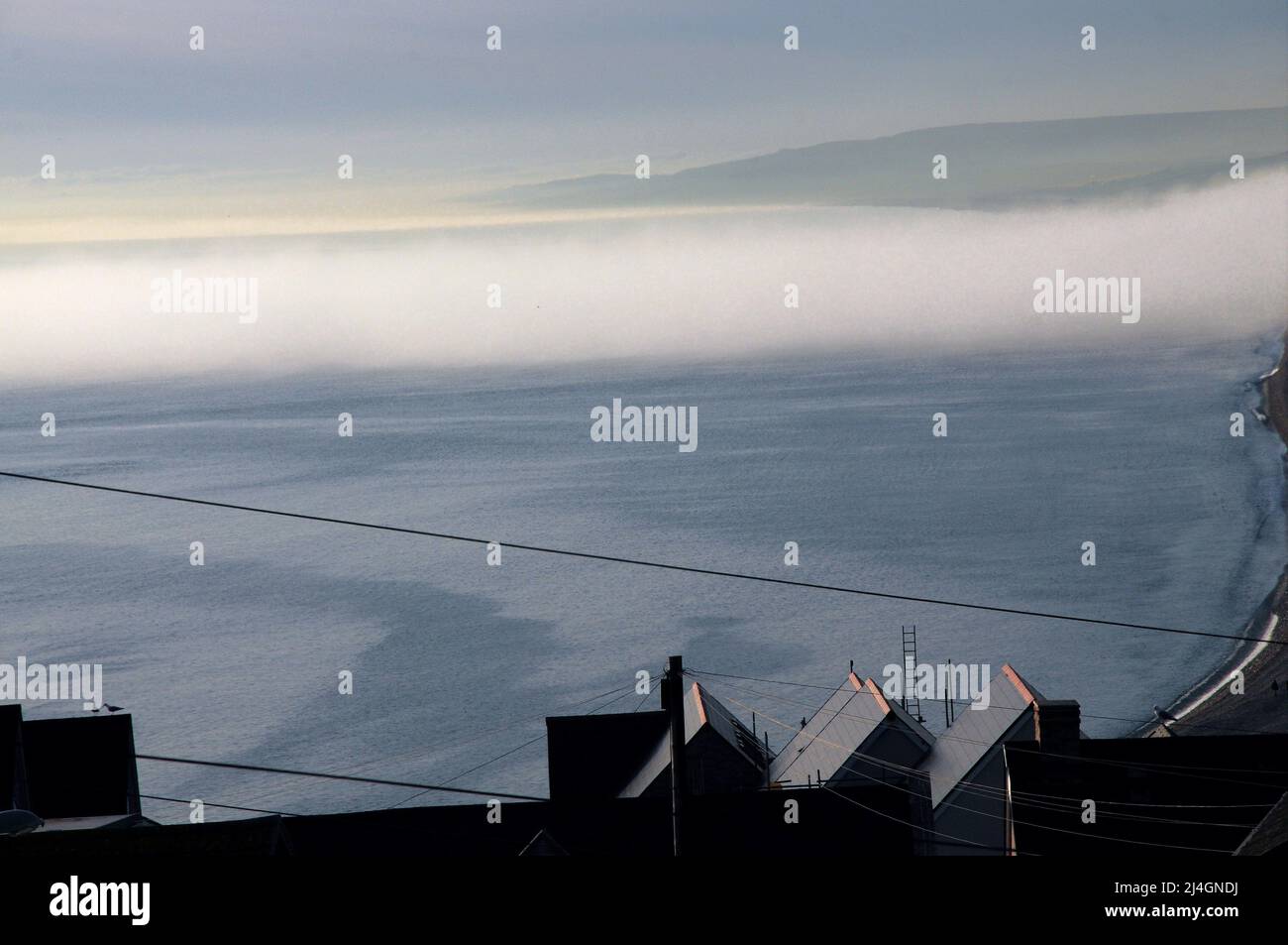 Plage de Chesil. 14th avril 2022. Météo Royaume-Uni. Une banque de brouillard dérive, comme un serpent, au-dessus de Chesil Beach sur l'île de Portland, à Dorset. Crédit : stuart fretwell/Alay Live News Banque D'Images