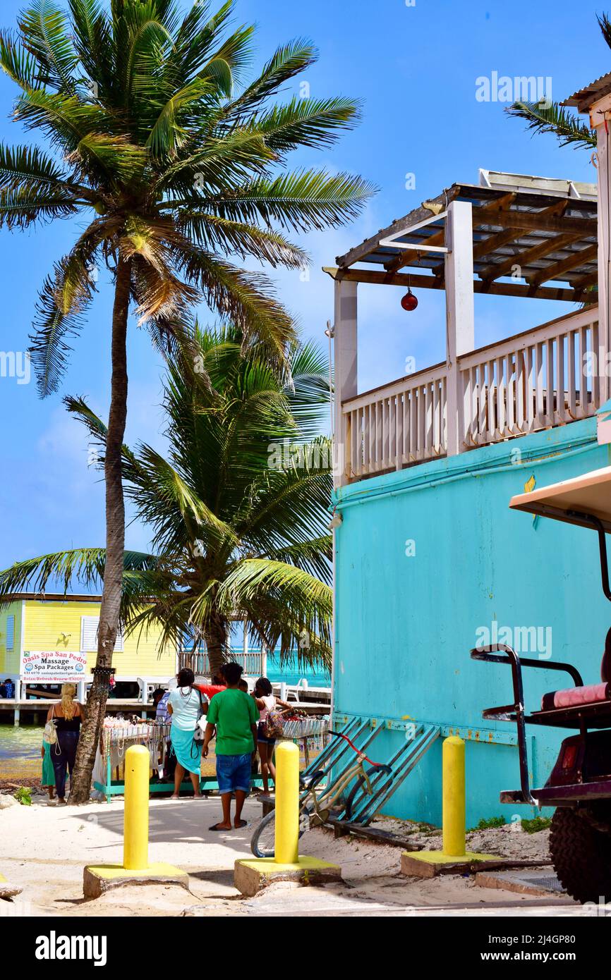 Touristes regardant un stand plein d'art et d'artisanat bélizéen sur la plage de San Pedro, Belize. Banque D'Images