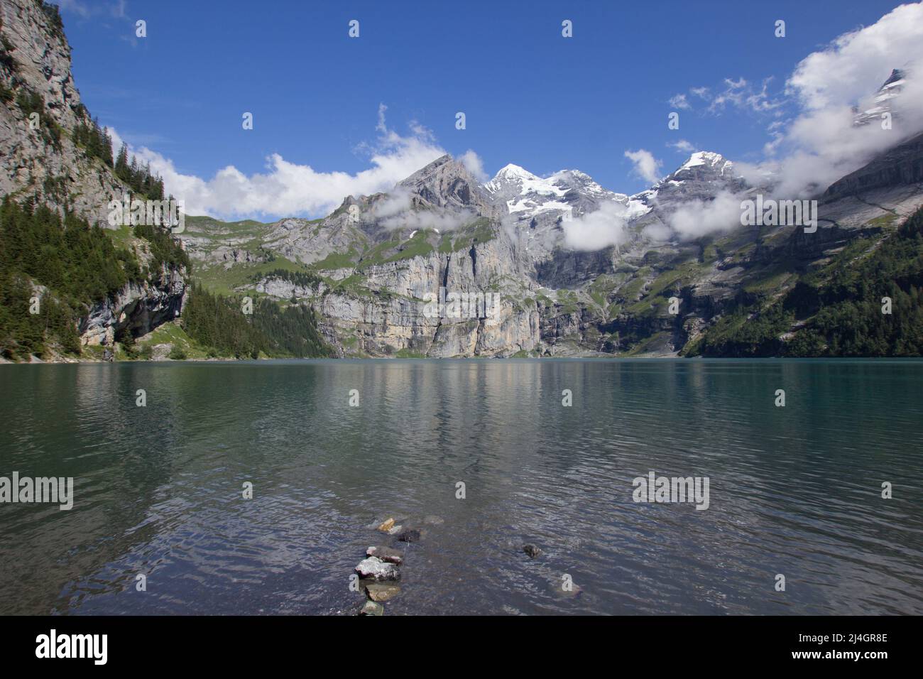 Lac Oeschinen (Oeschinensee) vu de la rive avec des montagnes en arrière-plan Banque D'Images