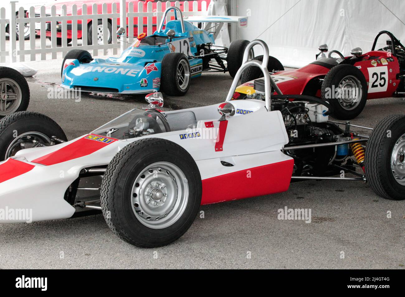 SELEX ST3 piloté par Carles Miro dans le Chamonship Formula Seat 1430 en 1975 en Espagne avec Selex ST5 et Cordoban en arrière-plan Banque D'Images