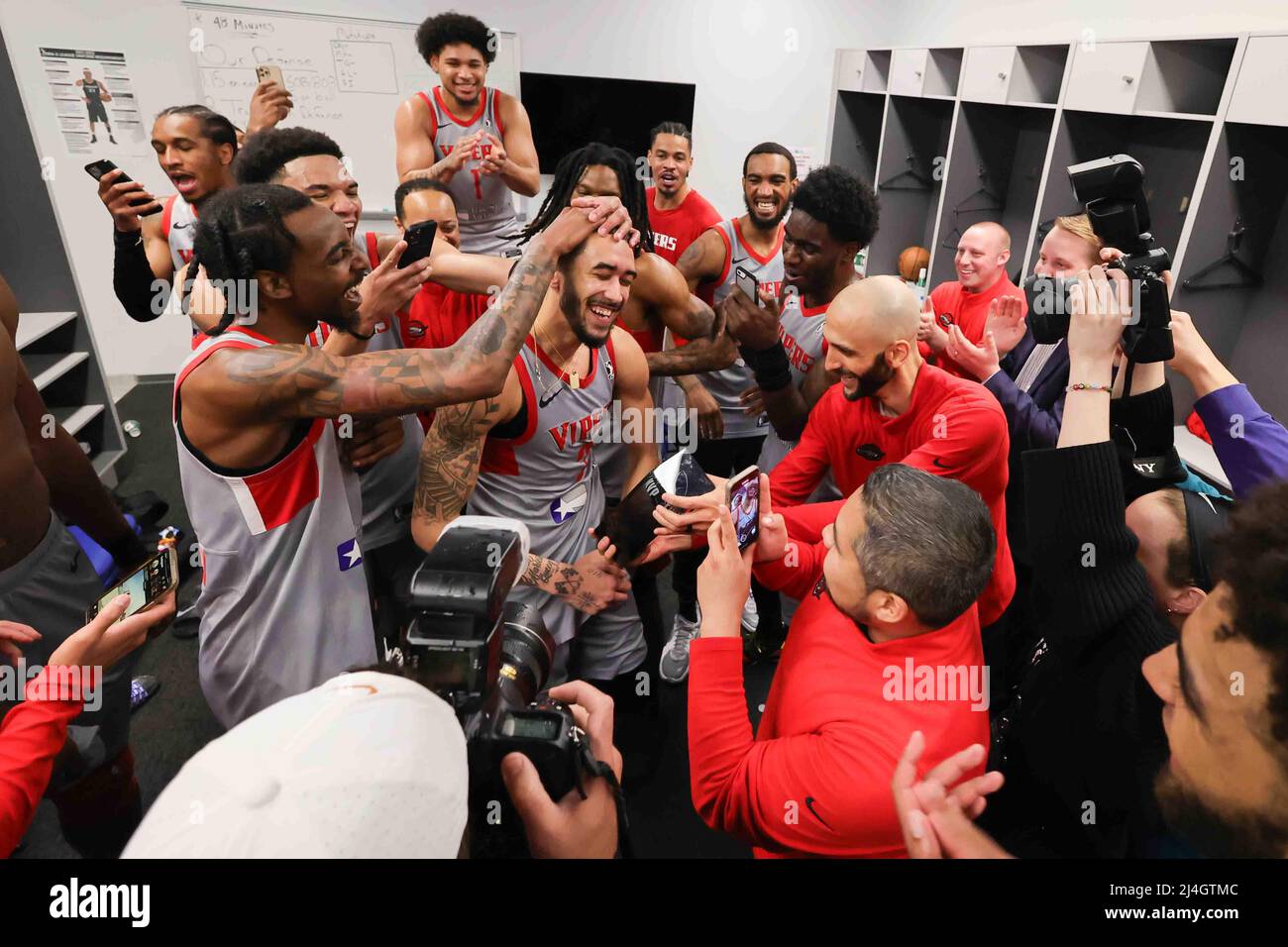 Wilmington, DE, États-Unis. 15th avril 2022. Les joueurs de Rio Grande Valley Vipers célèbrent le prix du MVP de la garde de Rio Grande Valley Vipers TREMELIN QUEEN (21) dans les vestiaires après une victoire de 131-114 sur les Delaware Blue Coats dans le deuxième match des finales de la ligue G de la NBA jeudi 14 avril 2022; au Chase Fieldhouse à Wilmington, DE (Credit image: © Saquan Stimpson/ZUMA Press Wire) Banque D'Images