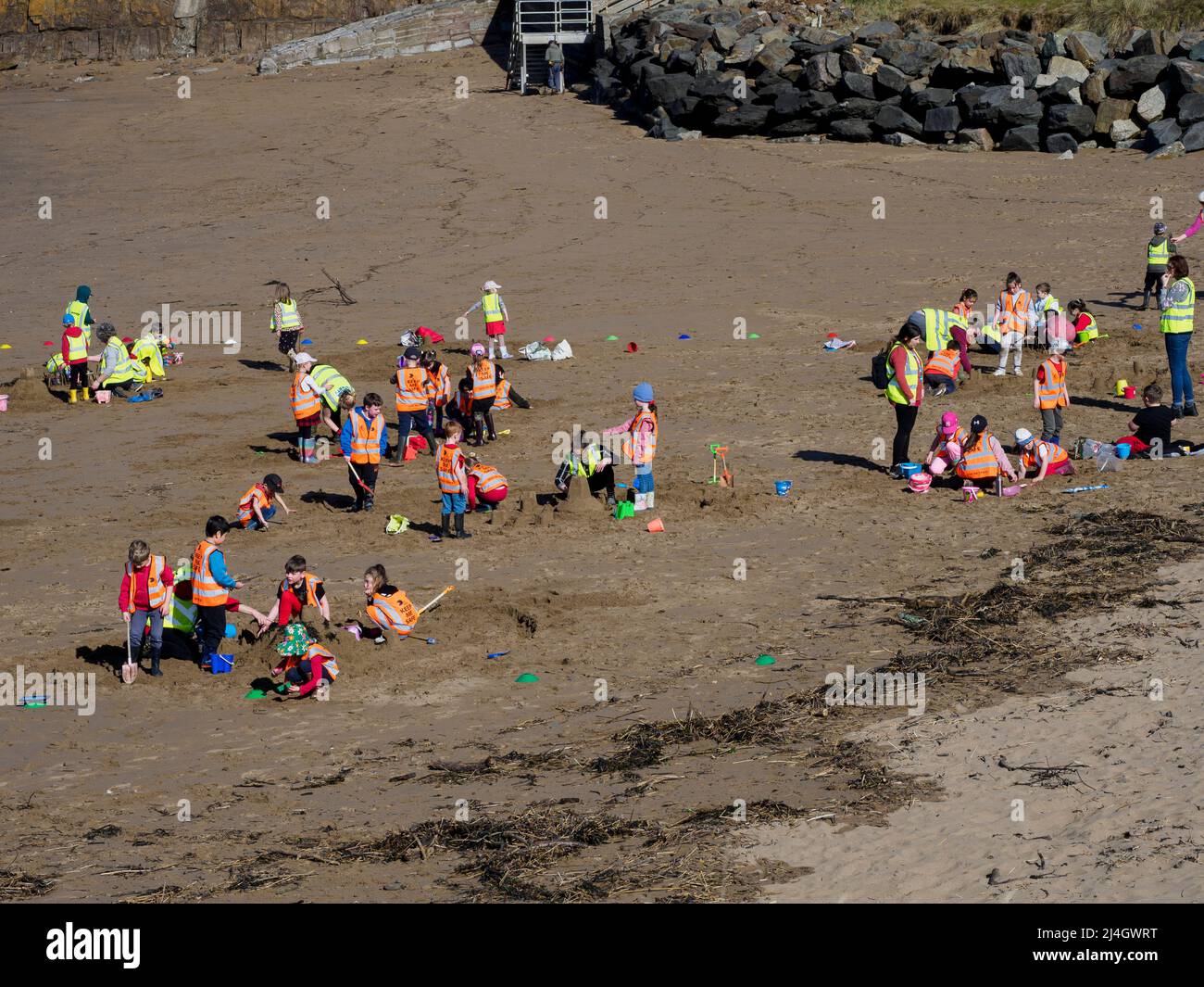 Jeunes élèves en voyage sur le terrain à la plage, Bude, Cornwall, Royaume-Uni Banque D'Images