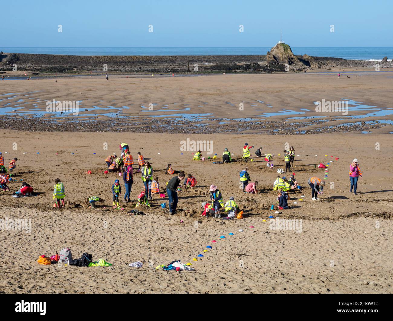 Jeunes élèves en voyage sur le terrain à la plage, Bude, Cornwall, Royaume-Uni Banque D'Images