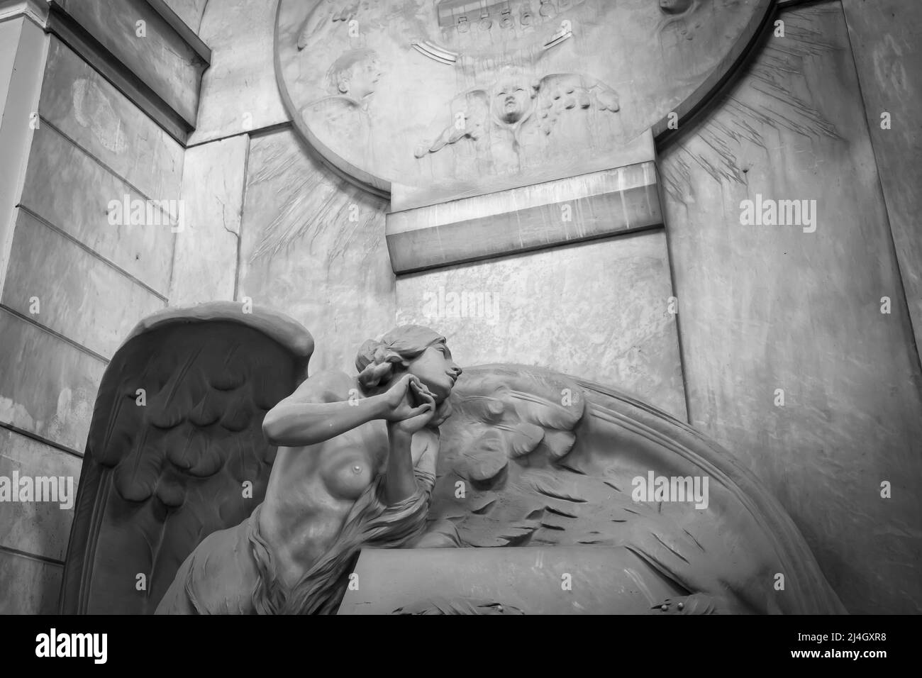 GÊNES, ITALIE - juin 2020 : statue antique d'ange (début 1900, marbre) dans un cimetière catholique chrétien - Italie Banque D'Images