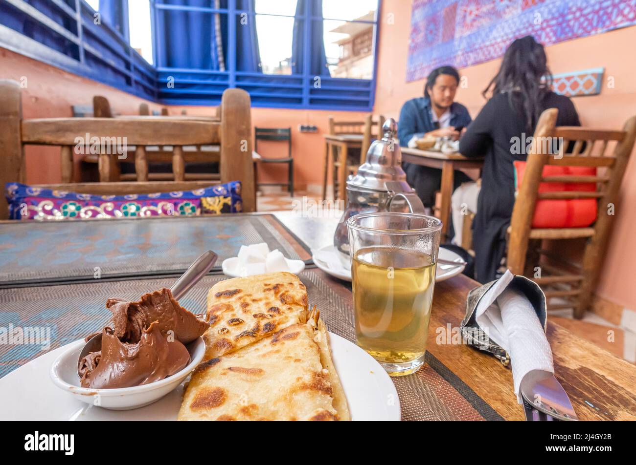 Thé à la menthe et crêpe au Henna Art Cafe, Marrakech, Maroc Banque D'Images