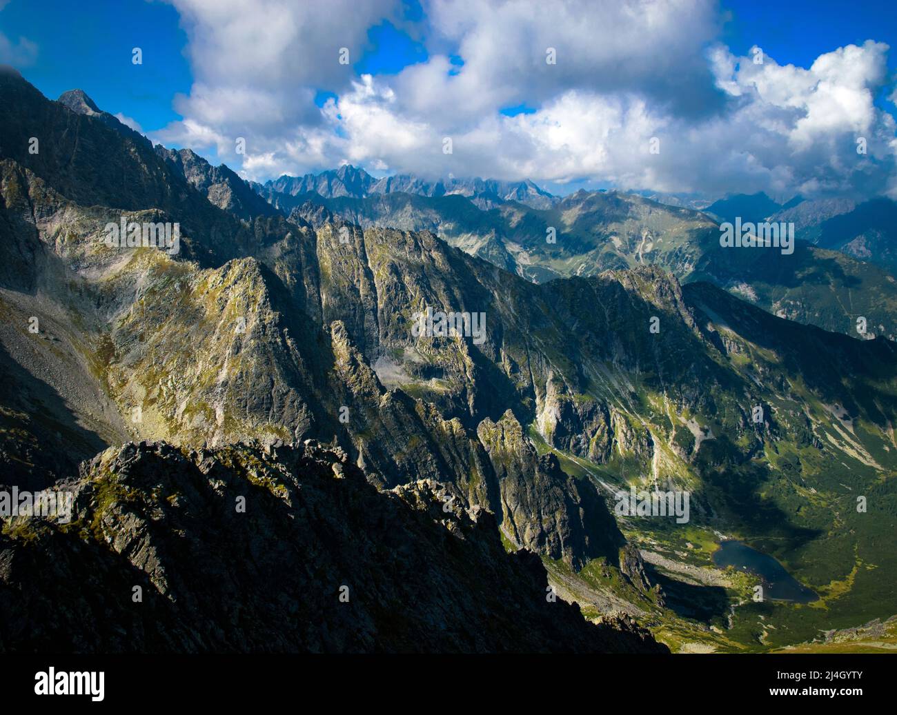 paysage vue de fond vers une vallée de montagne rocheuse Banque D'Images