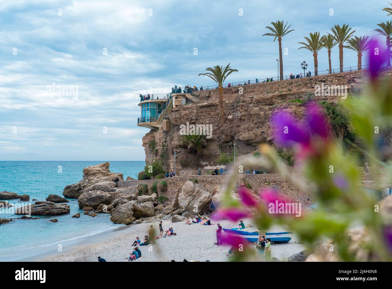 Magnifique 'balcon de Europa' situé dans le vieux centre de Nerja. Est un balcon sur la mer Méditerranée, sous il est un restaurant. Banque D'Images