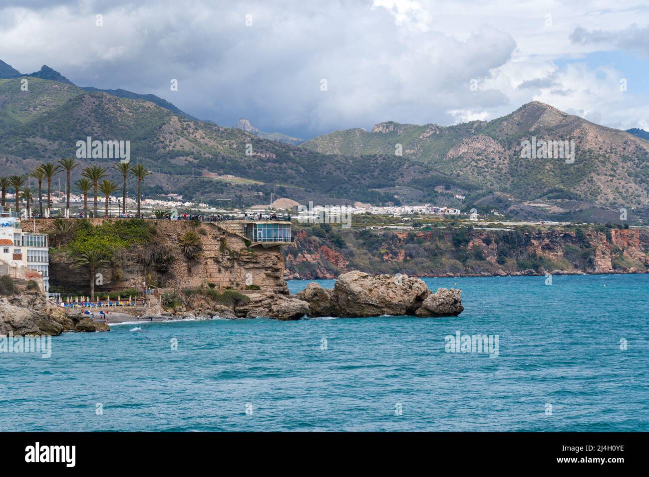Magnifique 'balcon de Europa' situé dans le vieux centre de Nerja. Est un balcon sur la mer Méditerranée, sous il est un restaurant. Banque D'Images