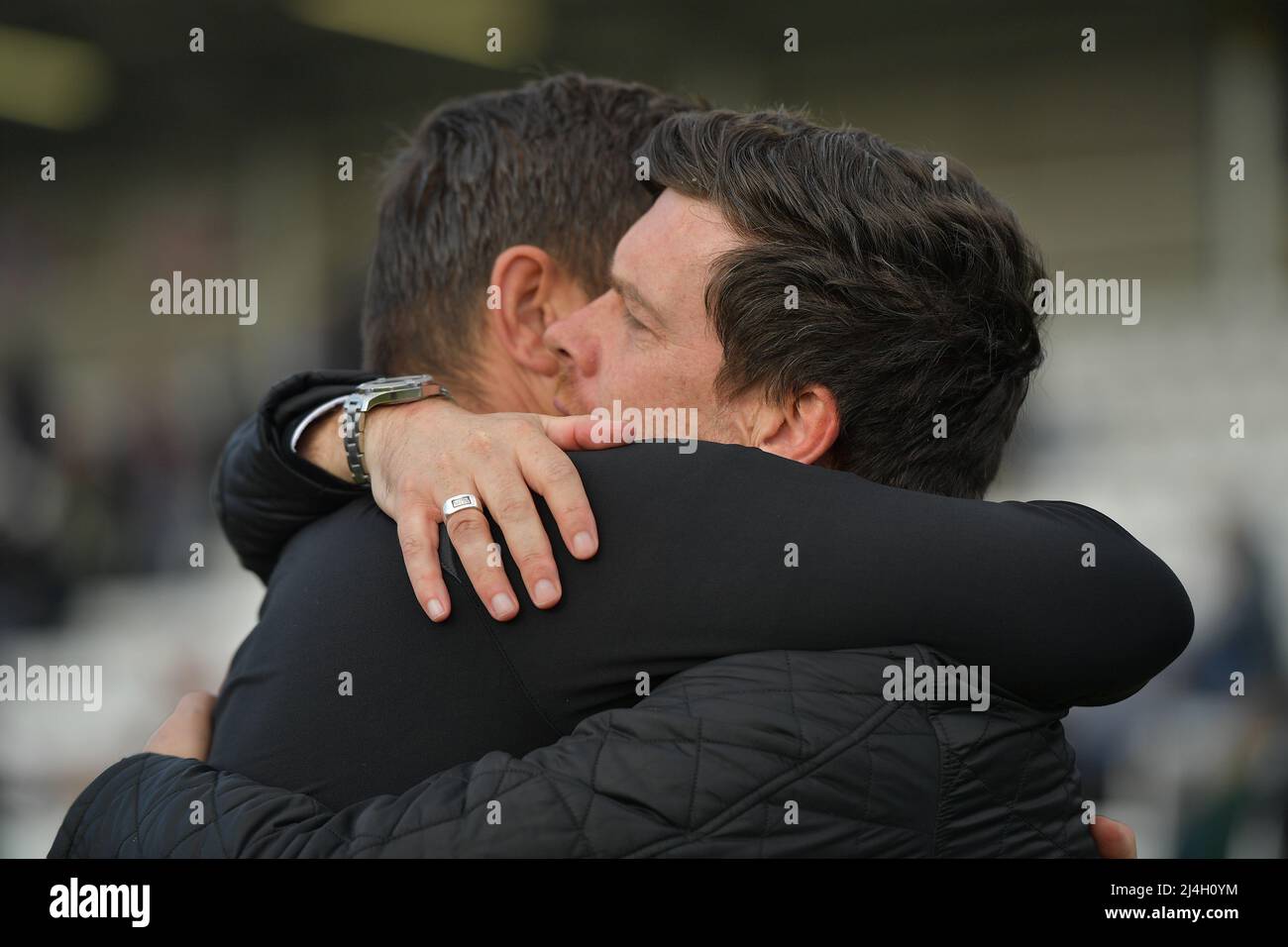 Hartlepool, Royaume-Uni. 15th avril 2022. HARTLEPOOL, ROYAUME-UNI. AVRIL 15th Graeme Lee de Hartlepool United et Darrell Clarke de Port Vale embrassent après le coup de sifflet final du match de Sky Bet League 2 entre Hartlepool United et Port Vale à Victoria Park, Hartlepool, le vendredi 15th avril 2022. (Crédit : Scott Llewellyn | MI News) crédit : MI News & Sport /Alay Live News Banque D'Images