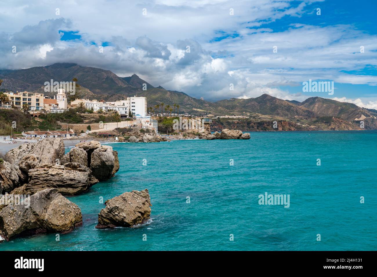 Magnifique 'balcon de Europa' situé dans le vieux centre de Nerja. Est un balcon sur la mer Méditerranée, sous il est un restaurant. Banque D'Images