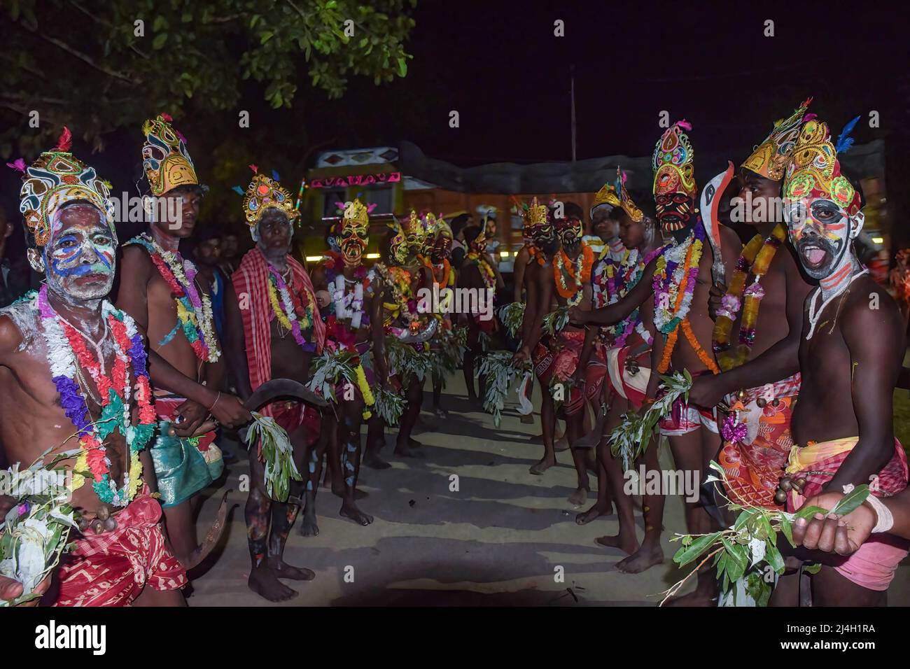 Les dévotés vus avec des visages peints pendant le festival Gajan à kurmun. Gajan est un festival hindou célébré la plupart du temps au Bengale occidental ainsi que dans la partie sud du Bangladesh pendant la fin du mois de ìChaitraî du calendrier bengali suivi d'un autre festival appelé ìCharakî. Ce festival est principalement adorant Hindou Lord Shiva et Parvati avant le début de la saison de récolte. Gajan est en fait lié aux personnes qui sont liées à la communauté agricole, directement ou indirectement. Les gens célèbrent en réalisant des rituels tels que la peinture du visage et le cosplaying. Les dévotés s'habillent en H Banque D'Images