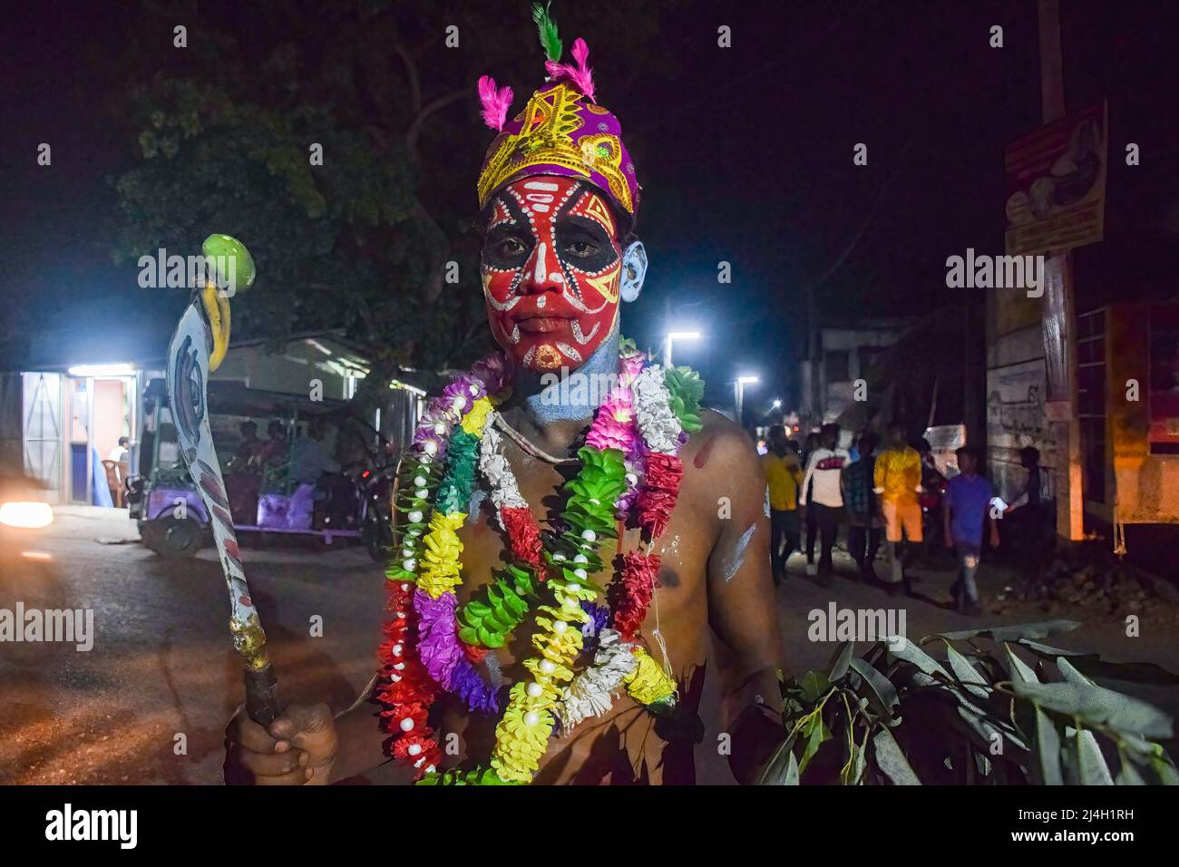 Un dévot vu avec un visage peint pendant le festival de Gajan à kurmun. Gajan est un festival hindou célébré la plupart du temps au Bengale occidental ainsi que dans la partie sud du Bangladesh pendant la fin du mois de ìChaitraî du calendrier bengali suivi d'un autre festival appelé ìCharakî. Ce festival est principalement adorant Hindou Lord Shiva et Parvati avant le début de la saison de récolte. Gajan est en fait lié aux personnes qui sont liées à la communauté agricole, directement ou indirectement. Les gens célèbrent en réalisant des rituels tels que la peinture du visage et le cosplaying. Les dévotés s'habillent comme Banque D'Images