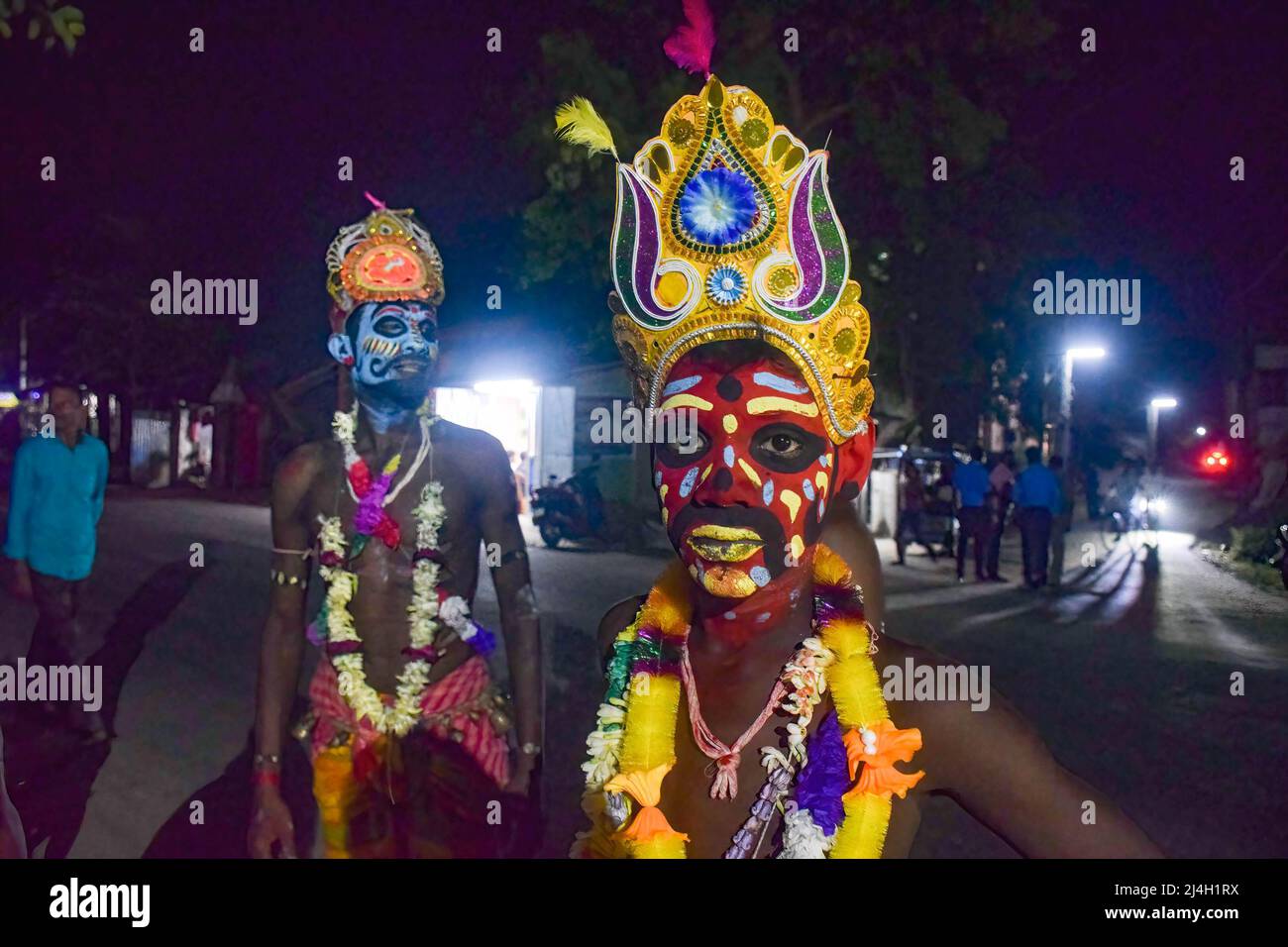 Les dévotés vus avec des visages peints pendant le festival Gajan à kurmun. Gajan est un festival hindou célébré la plupart du temps au Bengale occidental ainsi que dans la partie sud du Bangladesh pendant la fin du mois de ìChaitraî du calendrier bengali suivi d'un autre festival appelé ìCharakî. Ce festival est principalement adorant Hindou Lord Shiva et Parvati avant le début de la saison de récolte. Gajan est en fait lié aux personnes qui sont liées à la communauté agricole, directement ou indirectement. Les gens célèbrent en réalisant des rituels tels que la peinture du visage et le cosplaying. Les dévotés s'habillent en H Banque D'Images