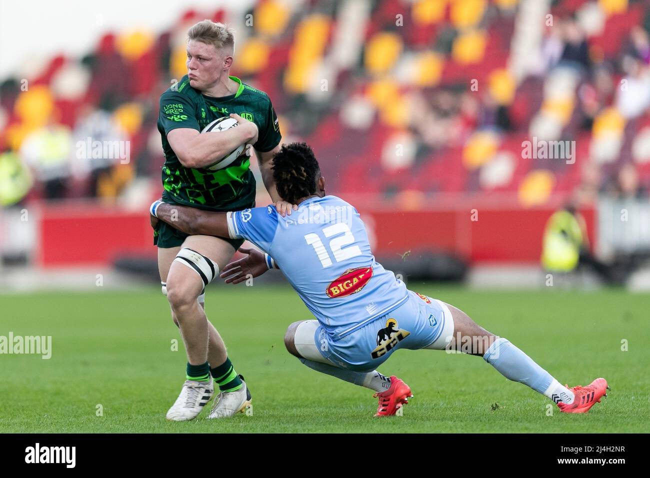 LONDRES, ROYAUME-UNI. 15th AVRIL : Andrea Cocagi s'attaque à Tom Pearson de Londres Irish lors du match de la coupe européenne de rugby à XV entre London Irish et Castres Olympique au Brentford Community Stadium, Brentford, le vendredi 15th avril 2022. (Crédit : Juan Gasparini | ACTUALITÉS MI) crédit : ACTUALITÉS MI et sport /Actualités Alay Live Banque D'Images