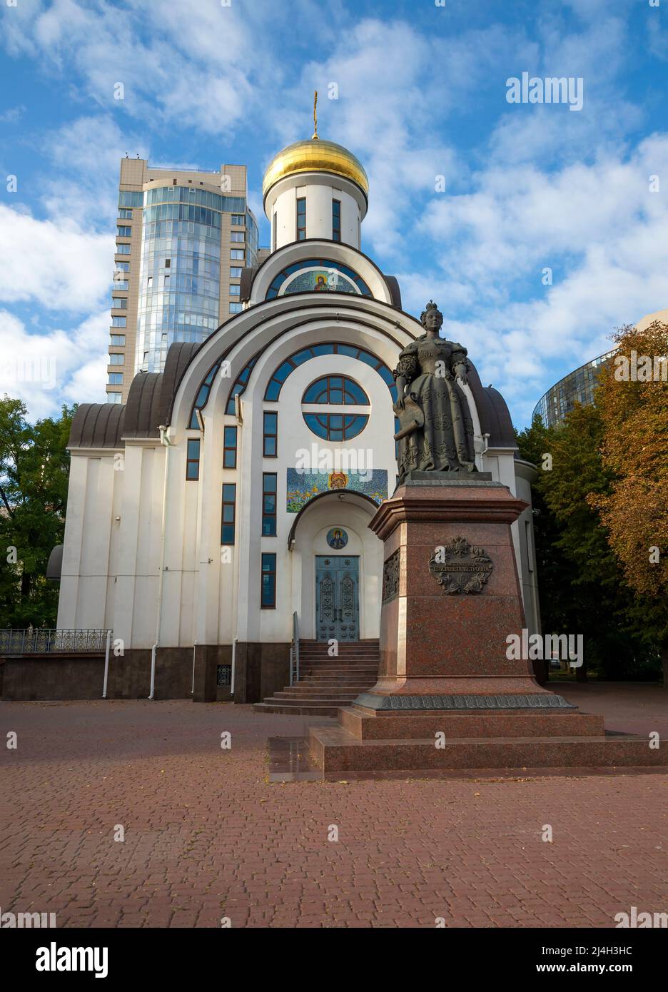 ROSTOV ON DON, RUSSIE - 03 OCTOBRE 2021 : monument de l'impératrice russe Elizaveta Petrovna sur fond de l'ancienne église Pokrovsky Banque D'Images