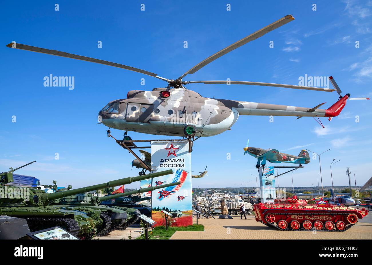 KAMENSK-SHAKHTINSKY, RUSSIE - 04 OCTOBRE 2021 : mi-8, hélicoptère multi-usages soviétique/russe dans l'exposition du parc Patriot. Kamensk-Shakhtinsky, Banque D'Images