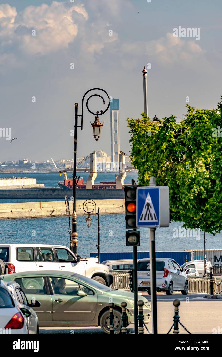 La grande vue sur la mosquée de Bd Mohamed Khemeti, place du Grand bureau de poste. Voitures sur la route, feux rouges, mer portuaire de la baie d'Alger. Banque D'Images