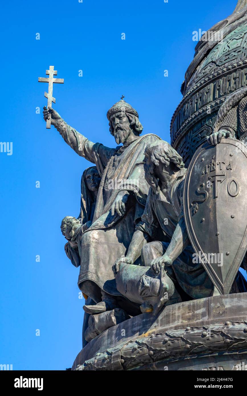 VELIKY NOVGOROD, RUSSIE - 09 MARS 2022 : sculpture du Prince Vladimir (le Baptiste de Russie) sur le monument 'Millénaire de Russie'. Veliky Novgorod Banque D'Images